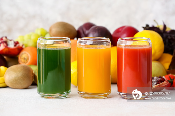浅色背景下的健康果汁、水果和蔬菜玻璃杯