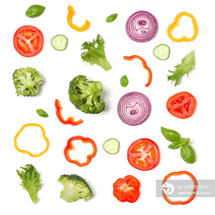 由番茄片、洋葱、黄瓜、罗勒叶制成的创意布局。平躺。食物概念。素食