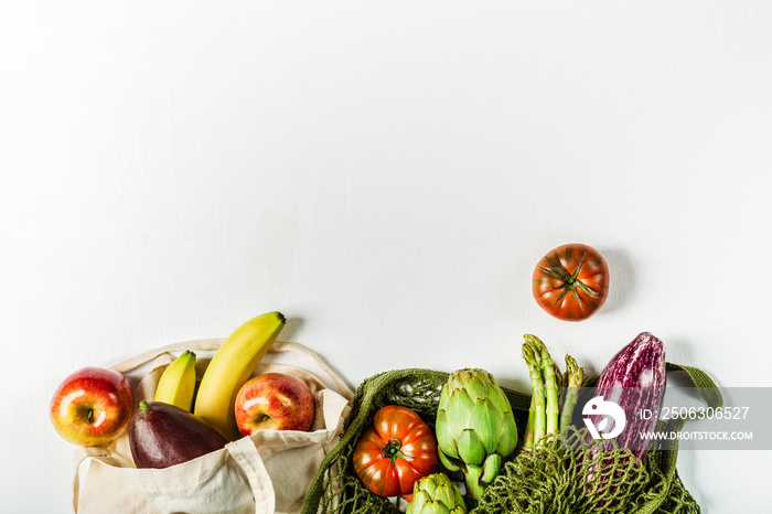 新鲜蔬菜装在绿色细绳袋中，水果装在天然材料袋中，环保公关