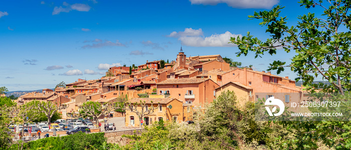 Vue du village de Roussillon, dans le Lubéron, sud de la France. Village coloré avec façades de coul