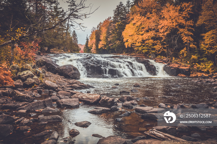 ADK山脉纽约龙湖的巴特米尔克瀑布被灿烂的秋叶包围