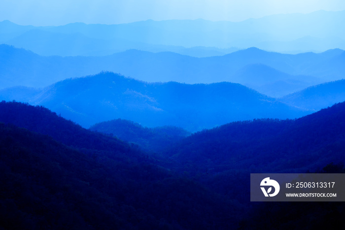 落日余晖中层层叠叠的蓝山美景