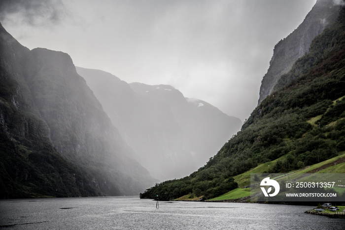 联合国教科文组织在挪威卑尔根附近的Naeroyfjord游轮上的景色