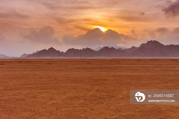 埃及西奈半岛沙姆沙伊赫西奈沙漠山脉上空的橙色美丽日落。