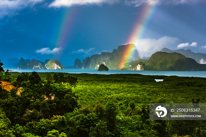 普吉岛上空出现彩虹。印度洋热带岛屿是其中之一