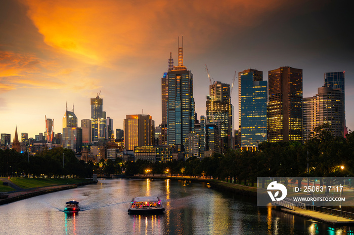 Maribyrnong河上的墨尔本市景观