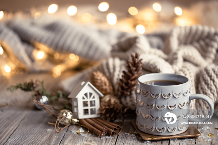 圣诞背景是一个漂亮的杯子和散焦灯。