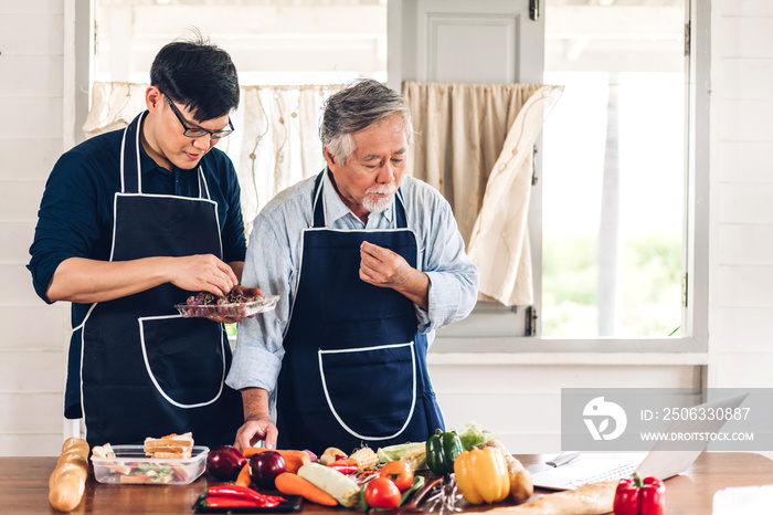 幸福爱情的画像亚洲家庭年长成熟的父亲和年轻成年的儿子正在享受烹饪的乐趣