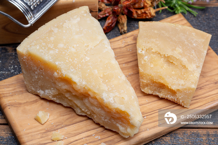 传统意大利食品-在洞穴中陈酿36个月来自Parmigiano Regg的意大利帕尔马干酪