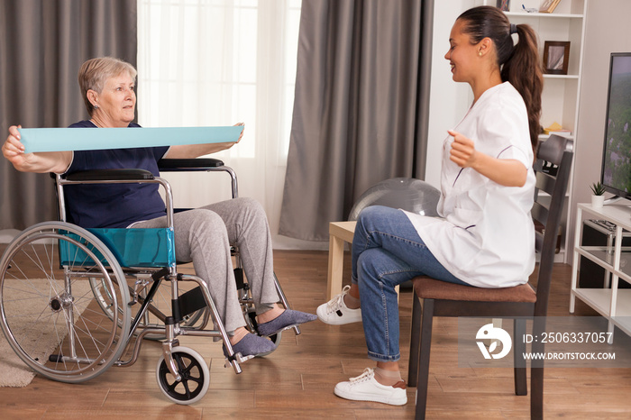 医生与坐在轮椅上的老年妇女一起进行康复。训练、运动、恢复和举重，老年人