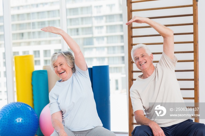 老年夫妇在健身房做伸展运动