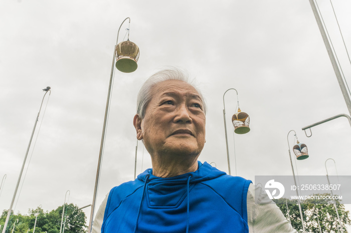 一位活跃的老年鸟类收藏家