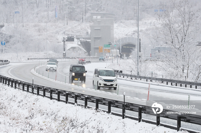 冬の高速道路（雪道）