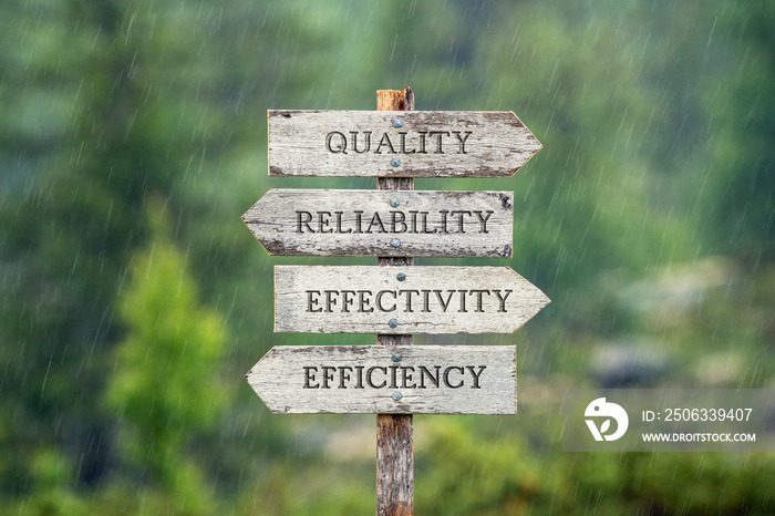 雨中户外木质路标上的质量可靠性有效性效率文本。