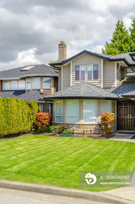 加拿大温哥华一栋拥有华丽户外景观的漂亮房子的碎片。