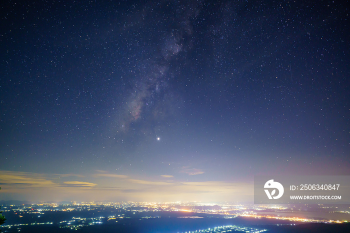 银河系的全景宇宙太空照片，山上的夜空背景是恒星