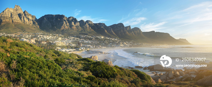 南非开普敦的Camps Bay海滩，背景是十二使徒。