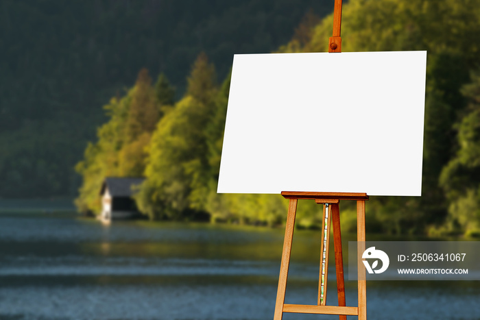 背景为湖泊的画架上的空白画家艺术家画布