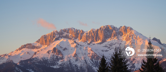 普雷索拉那是意大利阿尔卑斯山奥罗比山脉的一个山脉。冬天的风景。日落时岩石