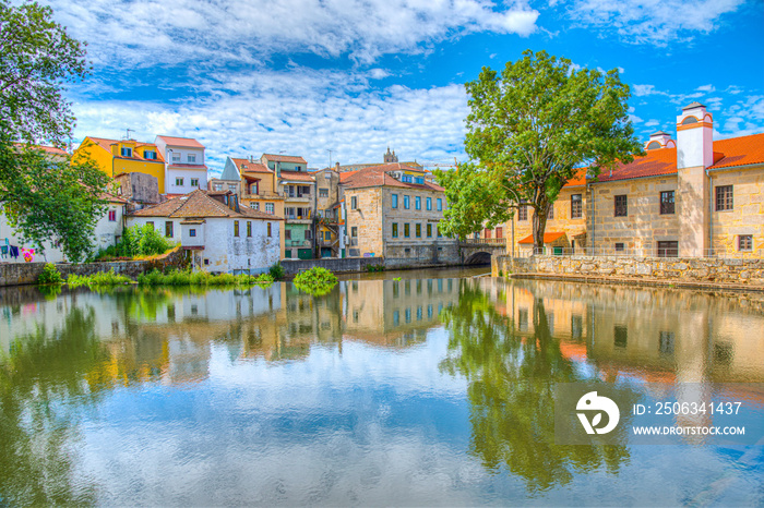 葡萄牙维塞乌的老建筑映在当地的一条小溪上