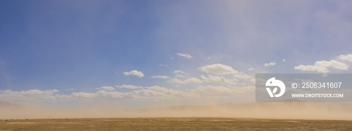 沙尘暴席卷南加州荒野莫哈韦沙漠的全景。