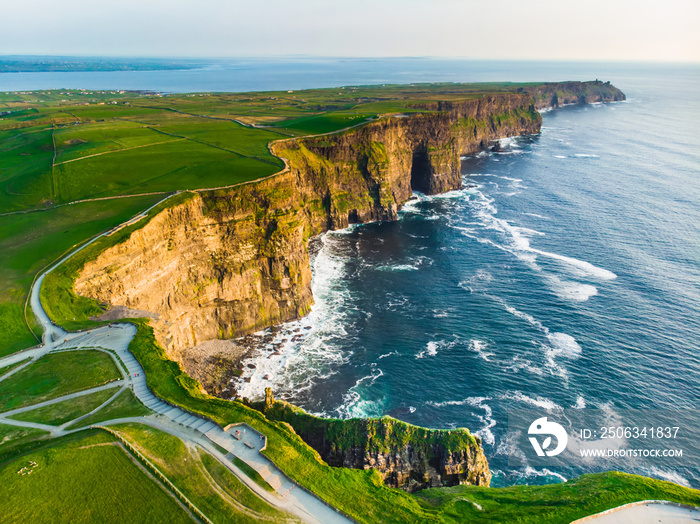 世界著名的莫尔悬崖，爱尔兰最受欢迎的旅游目的地之一。鸟瞰图o