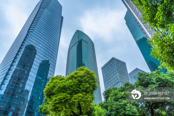 绿树成荫的上海城市天际线低角度景观