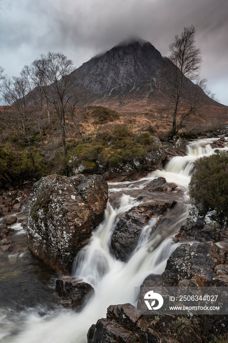 苏格兰高地Buachaille Etive Mor瀑布在冬季清晨的壮丽景观图像