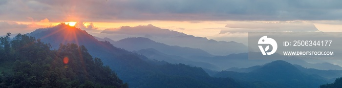 泰国山上的全景景观令人惊叹的薄雾景观。