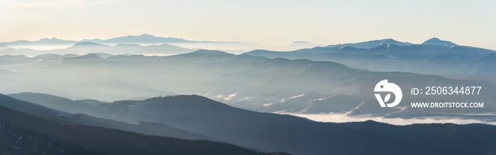 日出时有雾的山景，光线柔和。