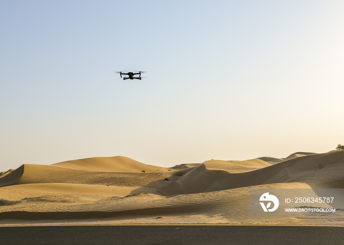一架无人机在沙漠中的阿拉伯联合酋长国圣城自行车道上运行
