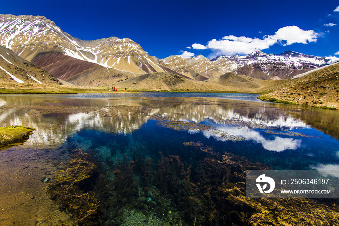 安第斯山脉中部的洛斯帕托斯泻湖是典型安第斯山脉的惊人代表