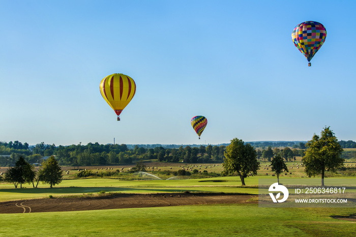 kolorowe balony na niebie, piękny krajobraz