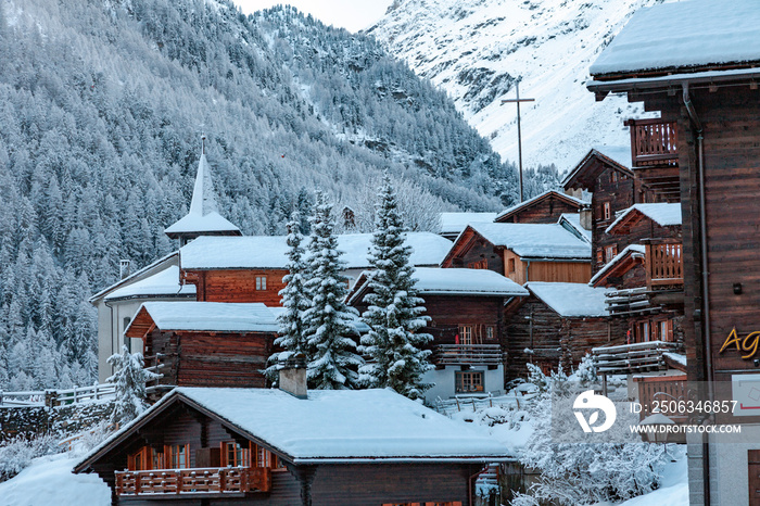 Grimentz, village de montagne en hiver dans les Alpes valaisannes, Suisse