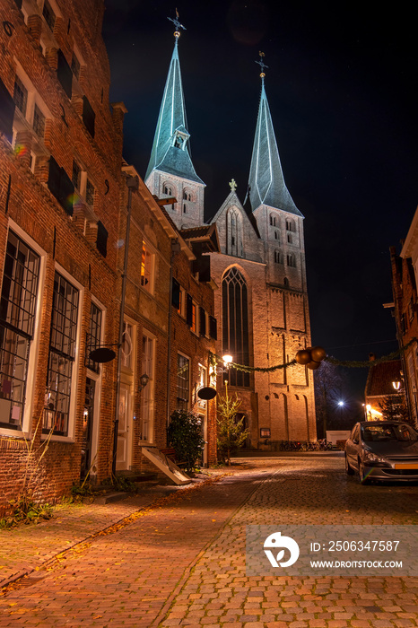 荷兰德文特市的Bergkerk夜晚