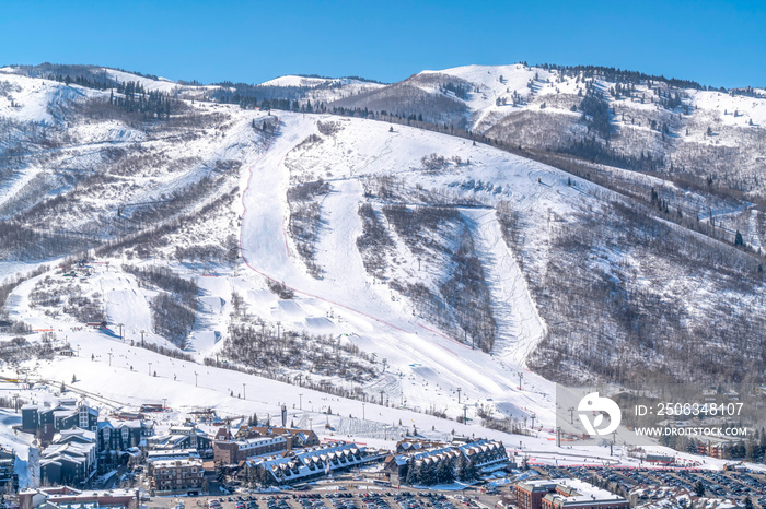 犹他州公园城山，冬季雪景中有滑雪道和建筑