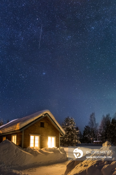 美丽星空下的木屋冬季景观