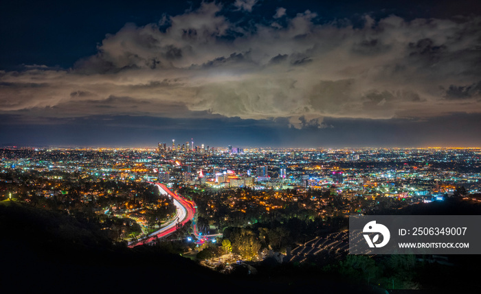 日落后，从穆赫兰道看到的加利福尼亚州洛杉矶市中心
