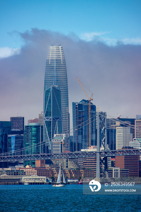 雾天旧金山天际线景观