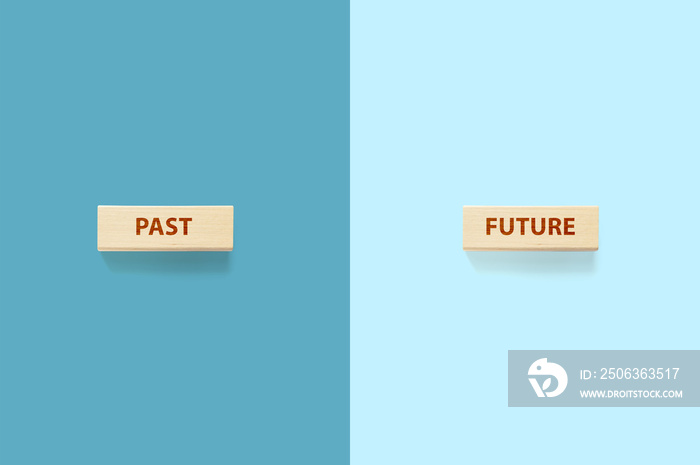 过去和未来的双向决策。带单词的青色黑色地面上的木块