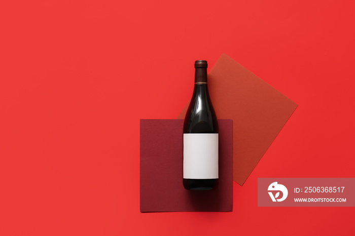 彩色背景上有空白标签的葡萄酒瓶