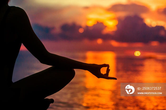 女人冥想，日落时以瑜伽姿势放松，冥想