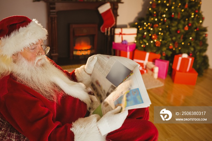 圣诞老人在沙发上读报