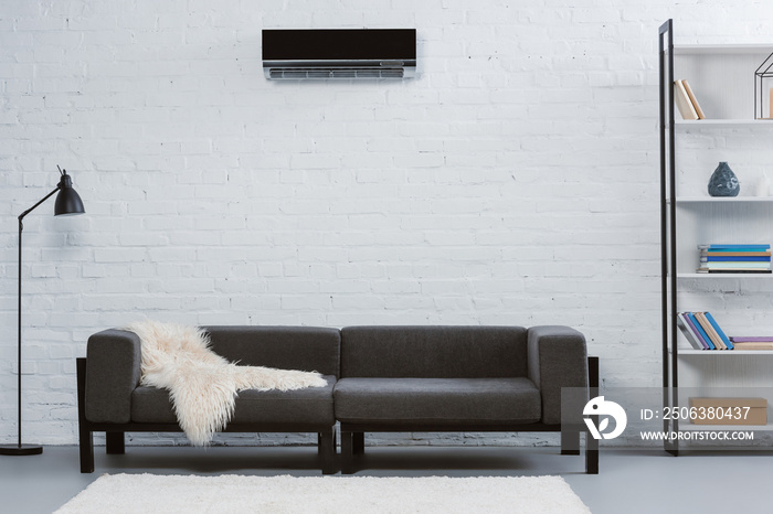 现代空调挂在客厅白砖墙上