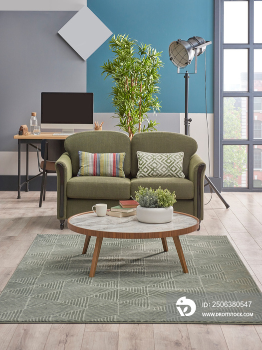 蓝灰色墙壁背景绿色家具沙发和扶手椅，工作桌背景，海报wo