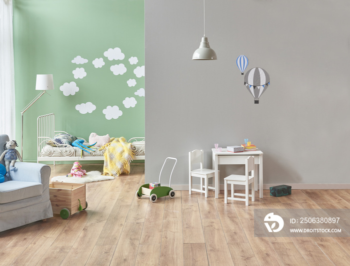 婴儿房室内装饰。绿色和灰色的墙壁概念。房间里的婴儿饰品。