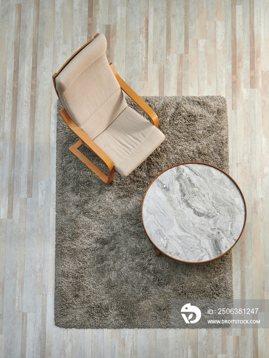 上面、上面、镶木地板上的地毯，柳条，摇椅和沙发风格，中间的桌子装饰。