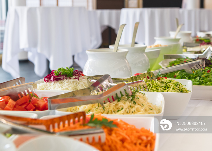 Schönes gesundes vegetarisches Catering Buffet mit Salat für eine Party zum selber Bedienen