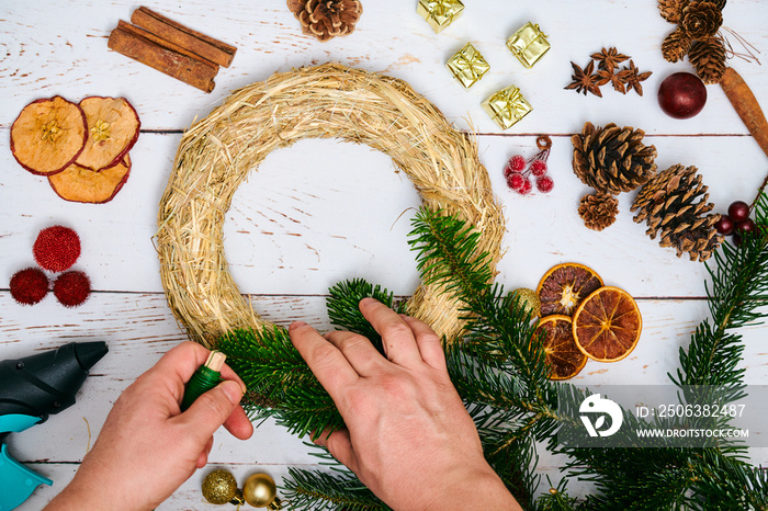 Weihnachtskranz handgemacht selber basteln mit Zweigen, Trockenfrucht, Gewürzen und Dekoration