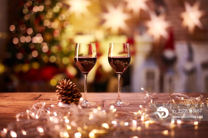 一杯红酒的圣诞静物